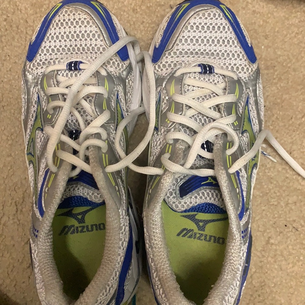 Womans 7.5 Mizuno shoes worn a few times, been in closet. Smoke free home